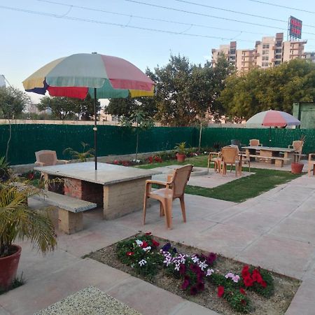 Villa In Vrindavan, Hare Krishna M Bagian luar foto