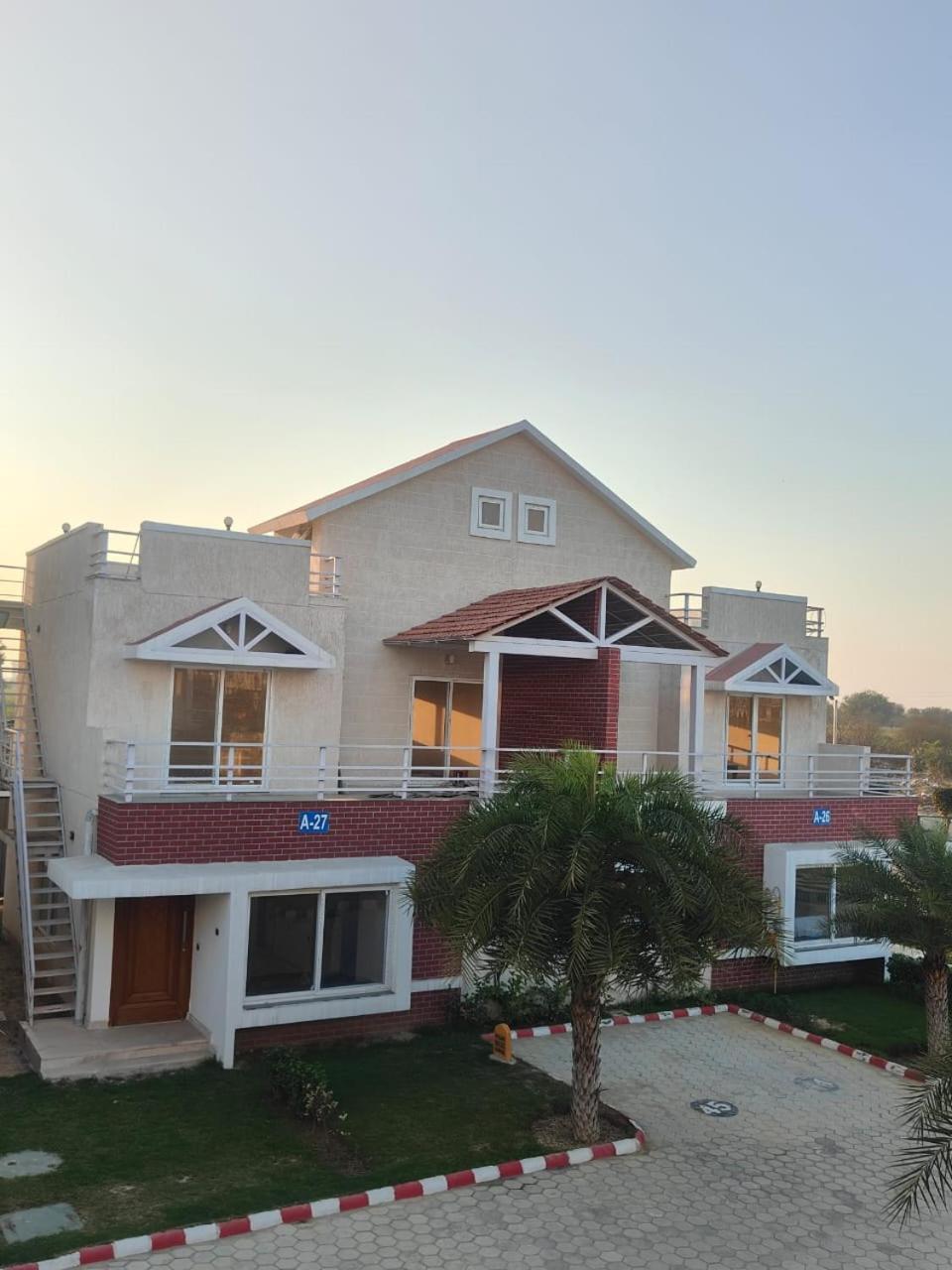 Villa In Vrindavan, Hare Krishna M Bagian luar foto